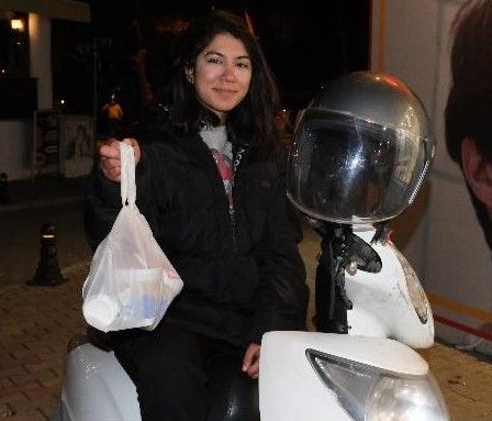 Hem okuyor, hem de kuryelik yapıp ailesine destek oluyor