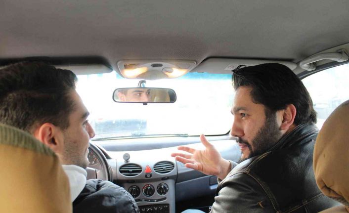Hem psikolog hem de sürücü eğitmeni hoca trafik korkusu olanları tekrar yollara çıkarıyor
