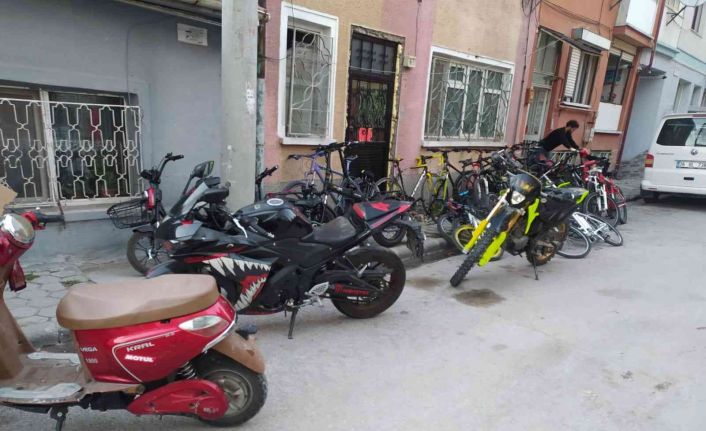Hırsızlık şüphelisine ait evlerde çok sayıda bisiklet, motosiklet ve silah ele geçirildi