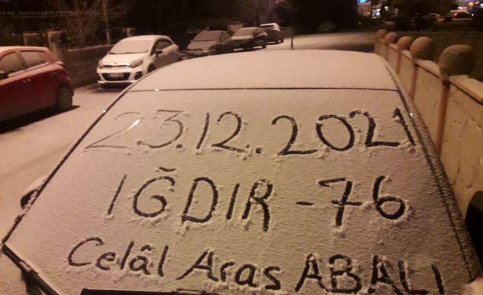 Iğdır merkeze mevsimin ilk karı yağdı, vatandaşlar fotoğraf çekmek için telefonlarına sarıldı
