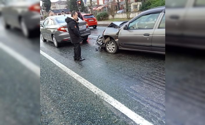 İki aracın karıştığı kazada 1 kişi yaralandı