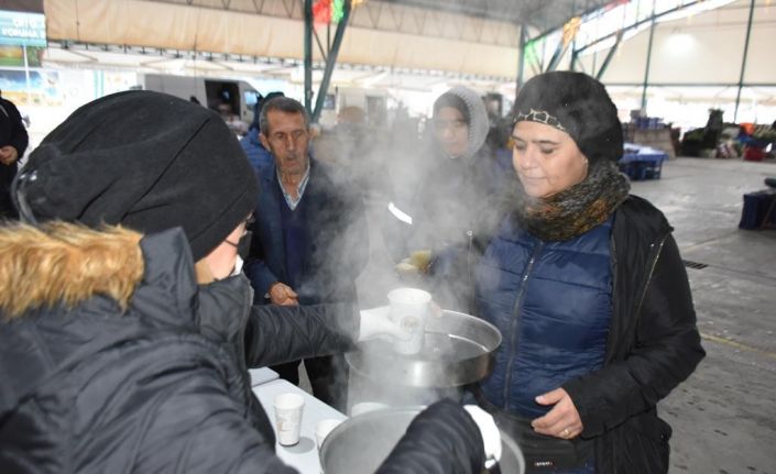 İnönü Belediyesi’nin sıcak çorba ikramı esnafın içini ısıtıyor