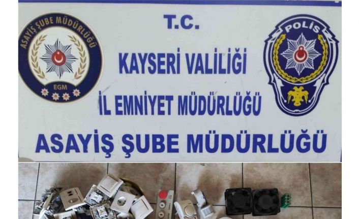 İş yerinden hırsızlık yapan 4 kişi kaçarken yakalandı