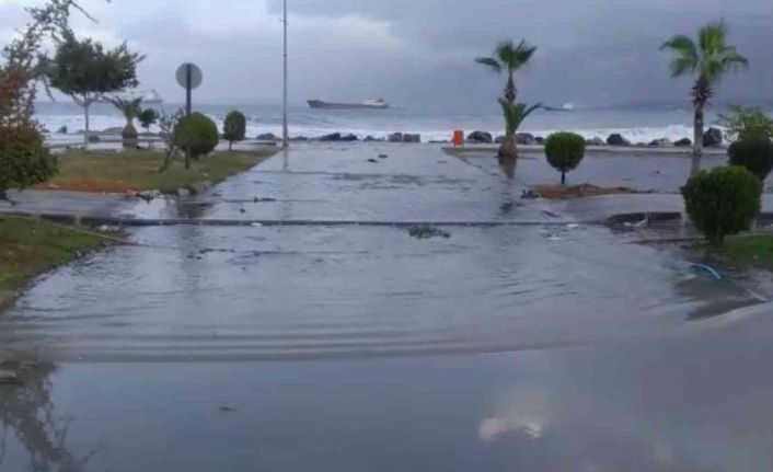 İskenderun’da deniz taştı