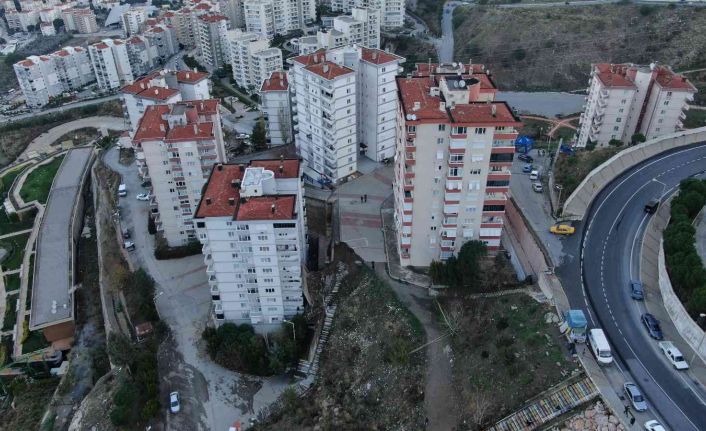 İzmir’de yıkılan istinat duvarının bilançosu havadan görüntülendi: 88 daire tahliye edildi