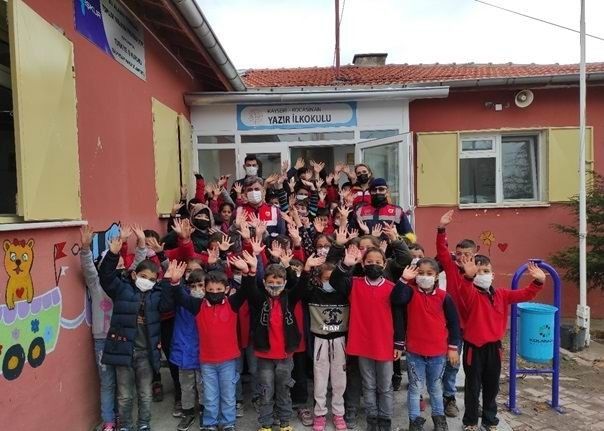 Jandarma Çocuk ve Gençlerin Korunmasına Yönelik Okul Çevreleri İle Servis Araçları Denetimi yaptı