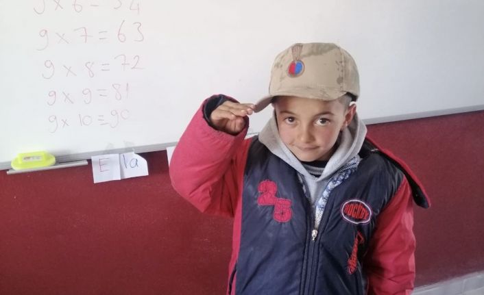 Jandarma minik yürekleri unutmadı