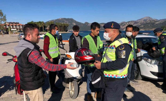 Jandarma Trafik Timleri hem denetim yaptı hem de kask ve yelek dağıttı