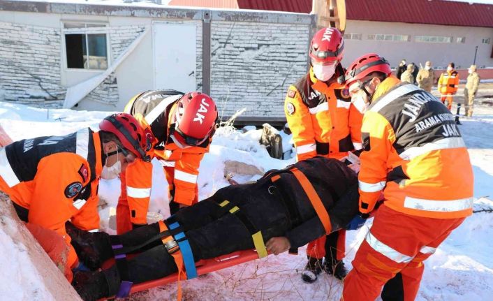 JÖAK ve JAK ekiplerinin deprem tatbikatı gerçeğini aratmadı