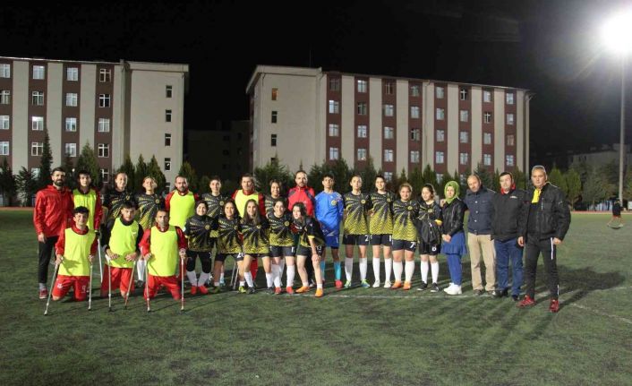 Kadın futbol takımı ve ampute sporcular kadına şiddete ’hayır’ dedi