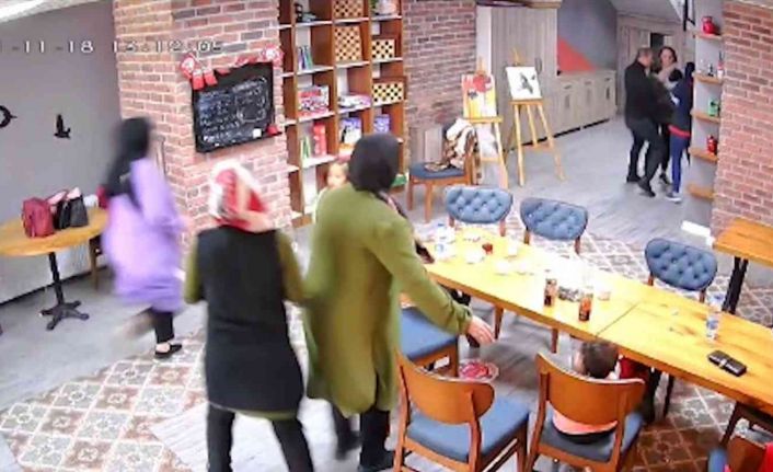 Kafe çalışanının, soluk borusuna yemek kaçan minik kızı kurtardığı anlar kameraya yansıdı