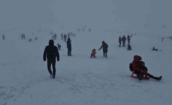 Karabük’te kar yağışını gören 2 bin rakımlı Keltepe Kayak Merkezi’ne koştu