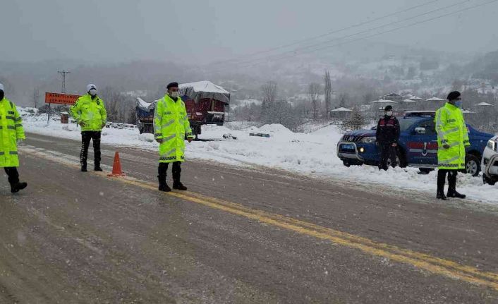 Kastamonu’da sahil bölgesinde fırtına, yüksek kesimlerde kar yağışı etkili oluyor