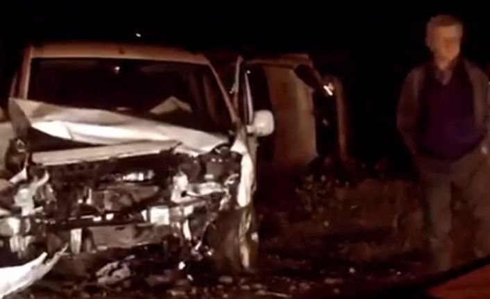 Kavşakta kafa kafaya çarpıştılar, araçlar hurdaya döndü