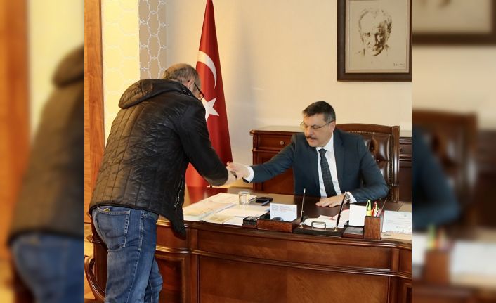 Kaybolan cüzdanı vatandaşlar buldu, Çorum Valisi sahibine ulaştırılması için seferber oldu