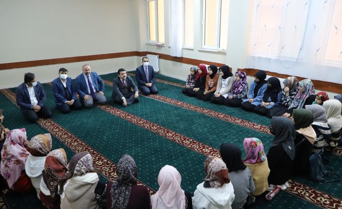 Kaymakam Tunç, Hz. Hatice Yatılı Kız Kur’an Kursu öğrencileri ile biraraya geldi