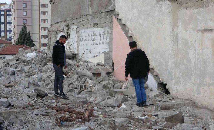 Kayseri’de evin duvarını delen hırsızlar 15 bin TL’yi çalıp kayıplara karıştı