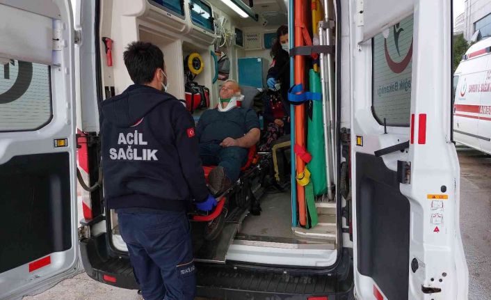 Kaza sonrası aracındaki hasara bakarken başka bir aracın çarptığı sürücü hastanelik oldu