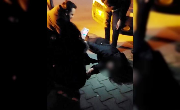 Kaza yaptı, baygınlık geçiren arkadaşını tokat atarak uyandırmaya çalıştı