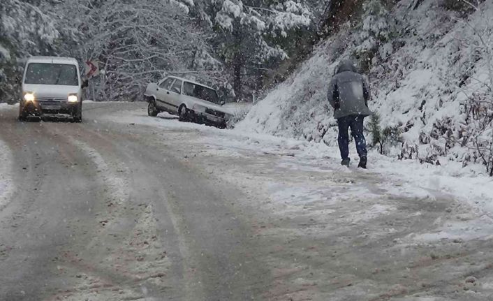 Kazdağları’nda kar kalınlığı 20 santimetreyi aştı, sürücüler zor anlar yaşadı