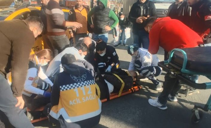 Kırmızı ışık ihlali yapan taksi ile ters yöne giren motosiklet çarpıştı: 1 yaralı