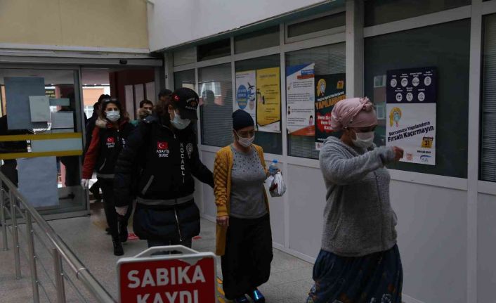 Komşularını feci şekilde öldürdükleri gerekçesiyle yargılanan 6 sanık yeniden hakim karşısında
