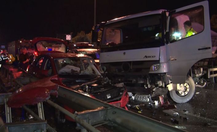 Kontroldan çıkan kamyon karşı şeride geçti: 1 ölü, 1’i ağır 4 yaralı