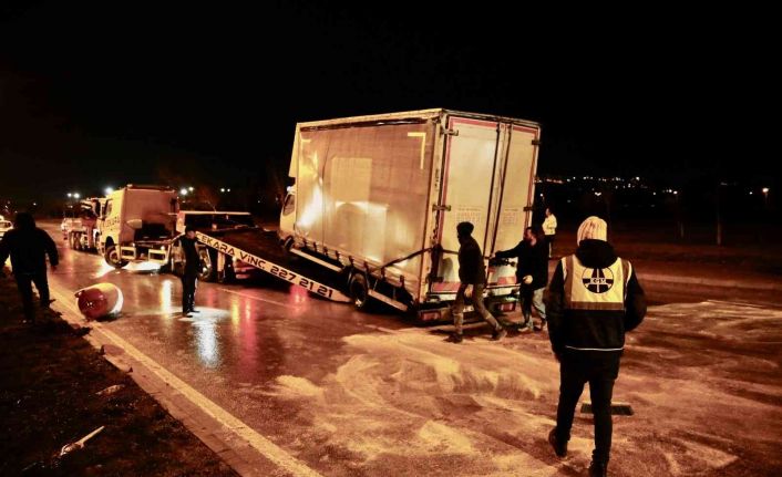 Kontrolden çıkan kamyonet devrildi, sürücü yaralandı