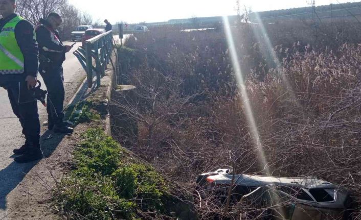 Kontrolden çıkan otomobil dere yatağına düştü: 3 yaralı