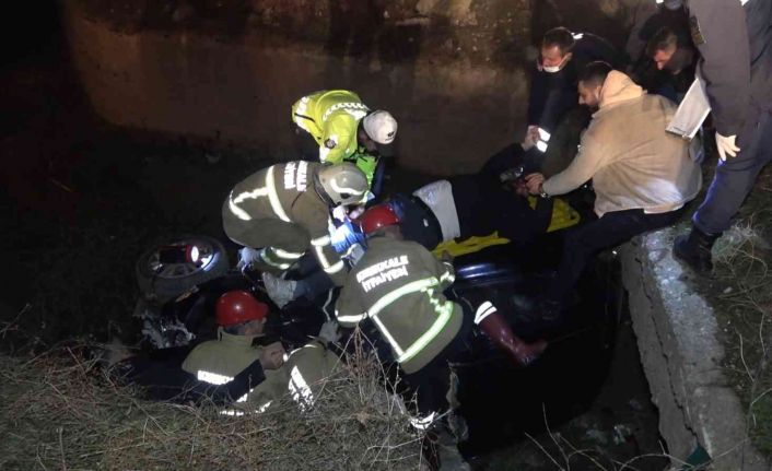 Kontrolden çıkan otomobil dereye uçtu: Otomobilde sıkışan yaralıyı kurtarmak için herkes seferber oldu