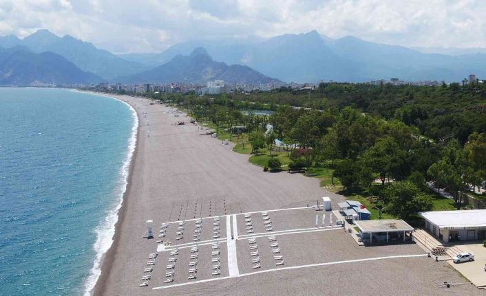 Konyaaltı sahilinde tuvalet ve giyinme kabini sayıları artırılacak, otopark ihlalleri önlenecek