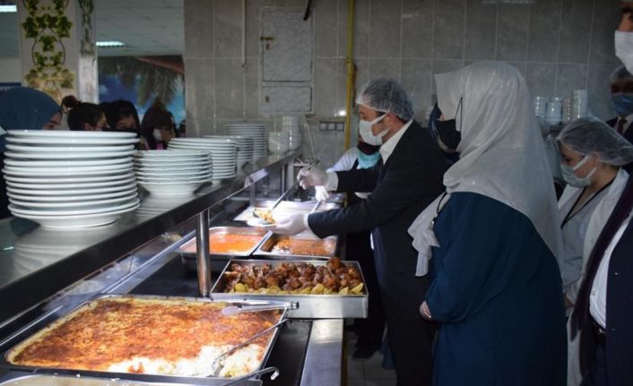 Kredi ve Yurtlar Kurumu Genel Müdür Yardımcısı Özdemir öğrencilere yemek dağıttı