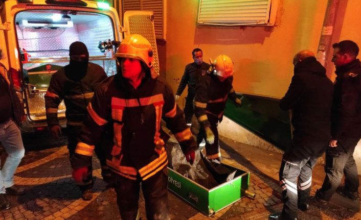 Kuşadası’nda ısınmak için sığındıkları evde ateş yakan 2 kişi yanarak hayatını kaybetti