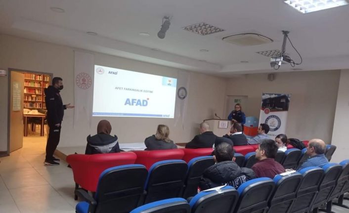 Kütüphane personellerine afet eğitimi verildi