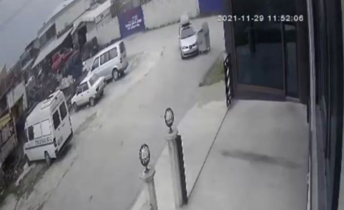 Kuvvetli rüzgarın etkisi ile sürüklenerek otomobile çarptı