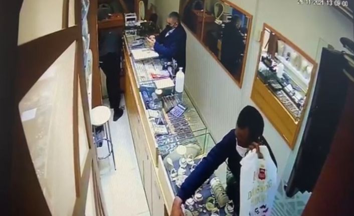 Kuyumcudaki hırsızlık kamerada: Kaşla göz arasında cebe indirdi