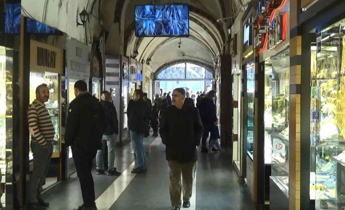 Kuyumcular fiyatı sabitleyerek altın için anlaşan ve fiyatı düşünce vazgeçen vatandaşlardan dertli