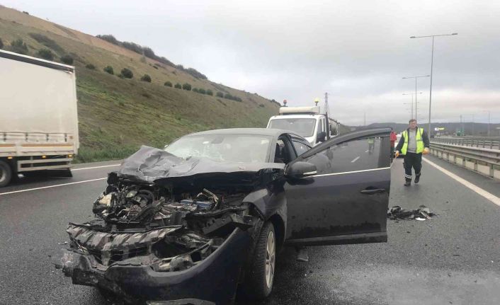 Kuzey Marmara Otoyolunda otomobil hafif ticari araca arkadan çarptı, 2 kişi yaralandı