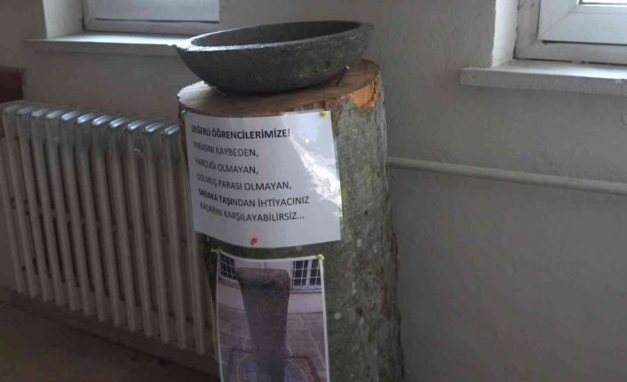 Lise öğrencilerine ’Sadaka taşı’ uygulaması ile sadaka verme bilinci aşılanıyor