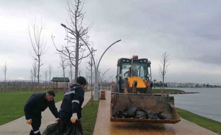 Lodosun ardından sahillerde 100 kamyon atık toplandı