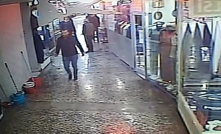 ’Lokantadan geldim’ diyerek hem tabakları hem de parayı alarak kayıplara karıştı