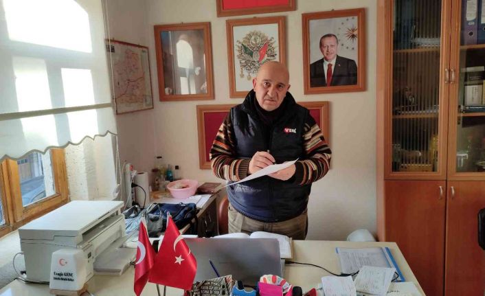 Mahalle muhtarları tüm mesailerini kedi ve  köpekleri kayıt altına almaya harcıyor