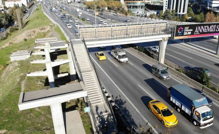 Maltepe’de filmlere konu olacak üst geçit: çıkışı var inişi yok, 3 yıldır yapılmıyor