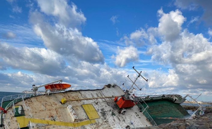 Maltepe’de fırtınada karaya oturan gemi kurtarılmayı bekliyor