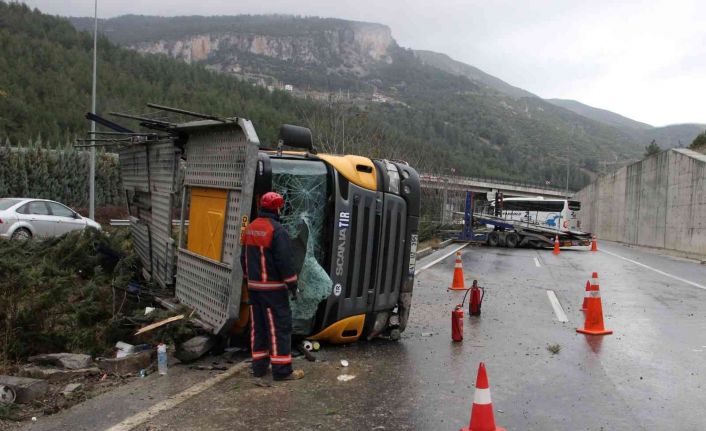 Manisa’da yağış kaza getirdi, 300 metre arayla iki tır kaza yaptı: 3 yaralı