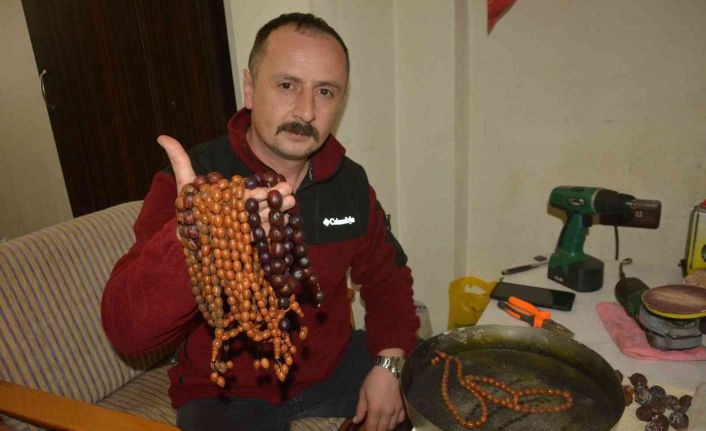 Manyetik kumdan yaptığı tespihleri yurt içi ve yurt ve dışında satıyor