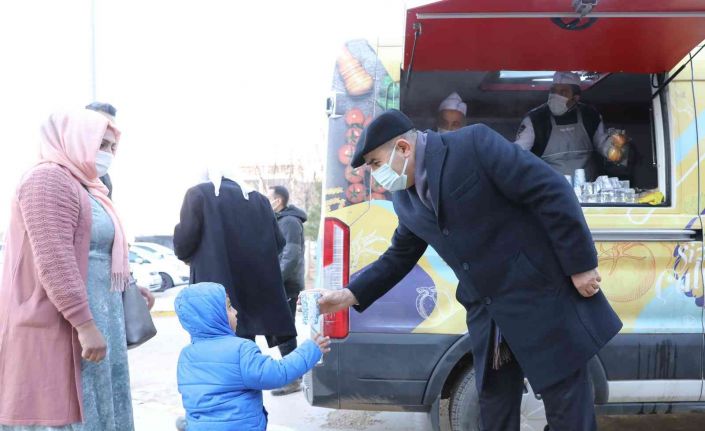 Mardin Valisi Demirtaş, hasta ve hasta yakınlarına çorba ikramında bulundu