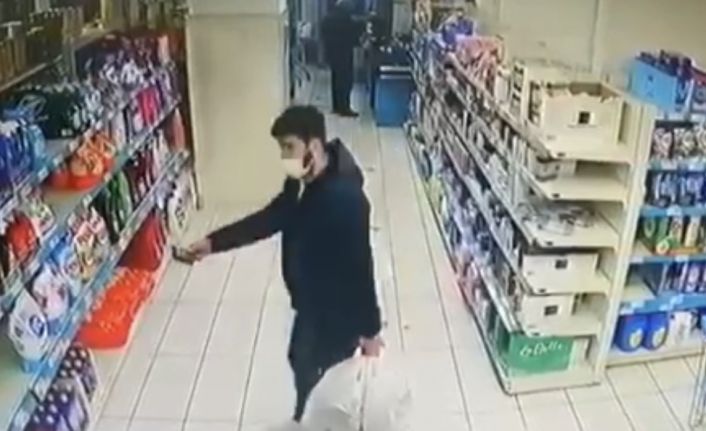 Markette unutulan cüzdanın içini boşaltıp geri getirdi