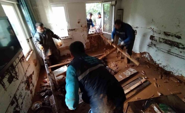 Marmaris’te selden zarar gören evlerde temizlik çalışması devam ediyor