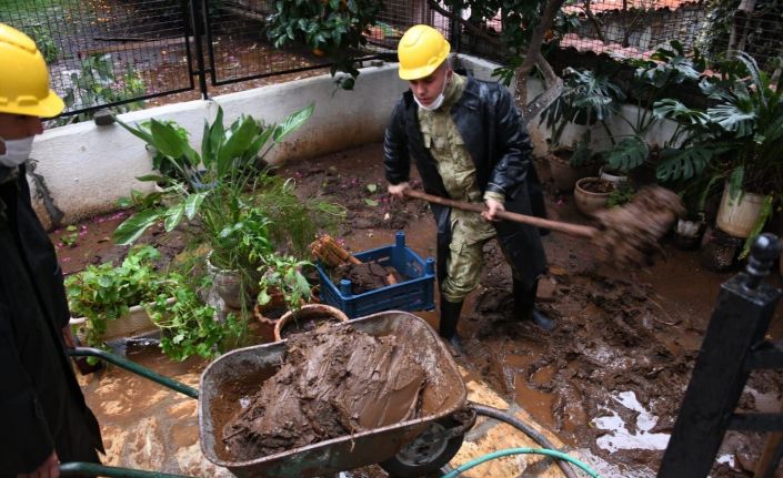 Mehmetçik’ten yağışlar sonucu ev ve işyerleri hasar gören vatandaşlara yardım